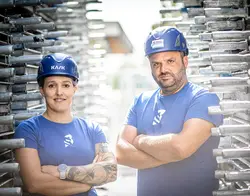 © Spanier & Bichler GmbH / Privat/Non-kommerziell Jeanette Spanier-Stark und Sebastian Bichler schauen mit verschrenkten Armen in die Kamera